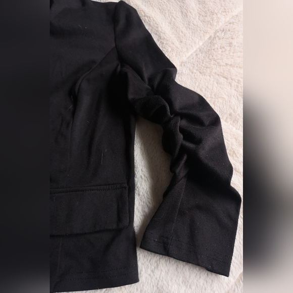 Black blazer. - Picture 5 of 8